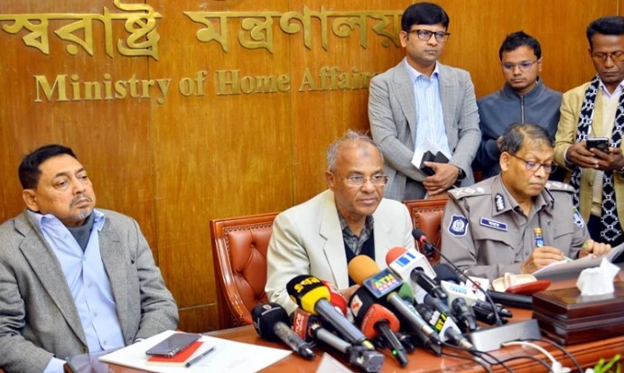 সার্বিক আইনশৃঙ্খলা বজায় রাখতে সব বাহিনীকে নির্দেশনা স্বরাষ্ট্র উপদেষ্টার